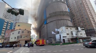 快訊》高雄新建工地火警竄黑煙　消防到場搶救