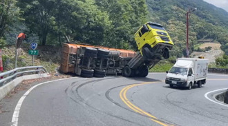 離奇！砂石車「翹孤輪」駕駛困2樓高  南投車禍驚人畫面曝