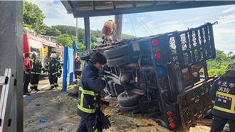 淡水貨車撞鐵皮屋翻覆　駕駛受困20分鐘脫困送醫