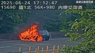 國一南下內壢出口火燒車　車停路肩慘遭烈火吞噬