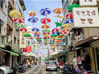 日曬雨淋變「爛傘」！高雄後驛商圈天空傘拆了