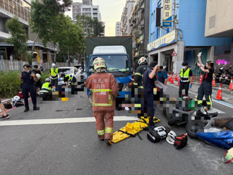 板橋貨車衝撞多輛汽機車 1人捲車底！恐怖瞬間曝光