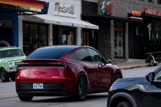 逆向、急煞！ 特斯拉Robotaxi首航頻出包 監管機構找上門