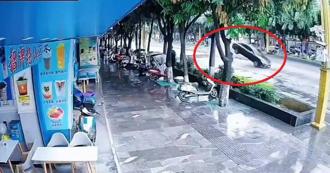 像极了动作片！云南街头突现巨坑 轿车惊险飞越大坑无人伤亡