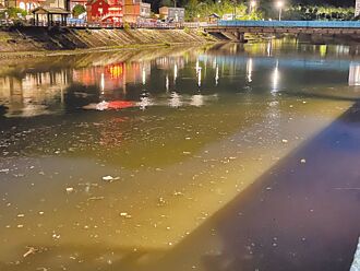 萬里 瑪鋉溪漂滿雜物 海水漲潮惹禍