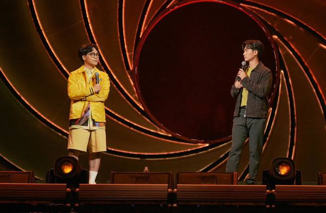 賀瓏（左）與博恩去年一同登上台北小巨蛋。（圖／IG@str_network）