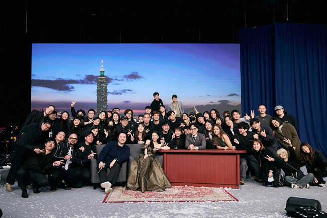 Albee與賀瓏、工作人員合影。（圖／翻攝自 Threads）