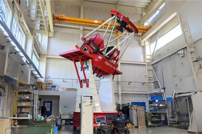 目前在日本更新升級的中央大學兩米口徑光學望遠鏡，未來將加入國際觀測行列。（中央大學提供）