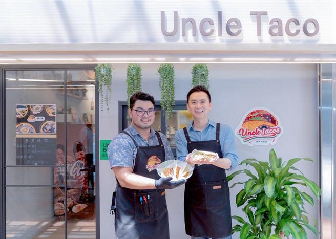 新竹县竹北市的老市场「太子楼廊道」日前改造完成，竹北市长郑朝方（右）24日特别到文青餐馆「Uncle Tacos」推销青创产业。（竹北市公所提供／陈育贤新竹传真）