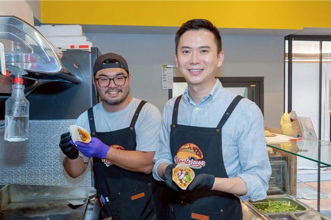 新竹县竹北市的老市场「太子楼廊道」日前改造完成，竹北市长郑朝方（右）24日特别到文青餐馆「Uncle Tacos」推销青创产业。（竹北市公所提供／陈育贤新竹传真）