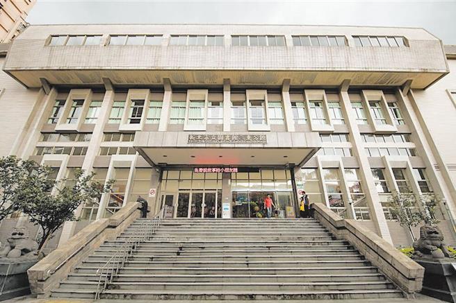 新北第二圖書館總管將在新北市立圖書館三重分館現址設立，新北市議員王威元今（24）日在議會總質詢提到，三重圖書館對於在地人來說有滿滿的回憶，希望市府保留部分建築裝飾、做歷史文物回憶。（新北市文化局提供）