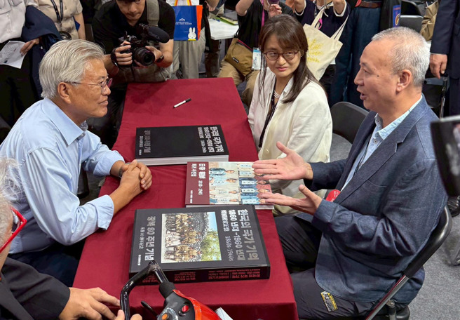 首尔国际书展上，作者徐宗懋（右）与韩国前总统文在寅（左）的对话中，作者首先对他表示，2019年他和川普、金正恩等三人在板门店的会面，给东亚和世界和平带来希望。对此，作者极为敬佩。（图／徐宗懋提供）
