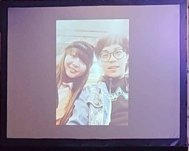 天殘告別式回憶錄中，出現和賀瓏的合照。（謝采恩攝）