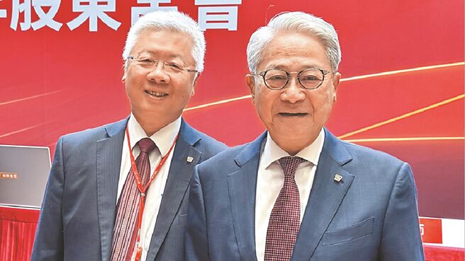 台新金控23日举行114年股东常会，董事长吴东亮（右）、总经理林维俊（左）出席。图／王德为