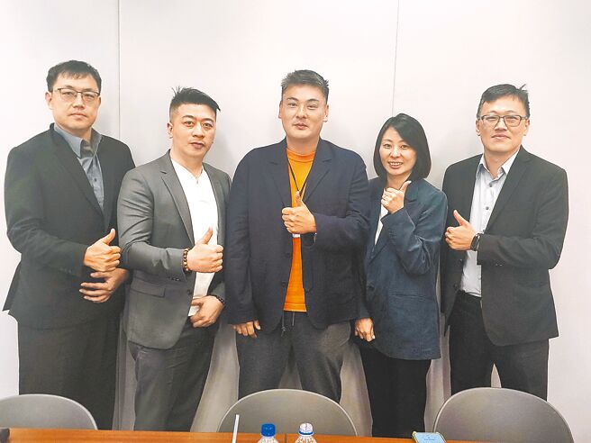 豊渔餐饮集团将于6月26日登录兴柜，董事长朱(雨延)理（中）表示，将以既有品牌展店加扩大贸易双引擎，力拚营收双位数成长。图／姚舜