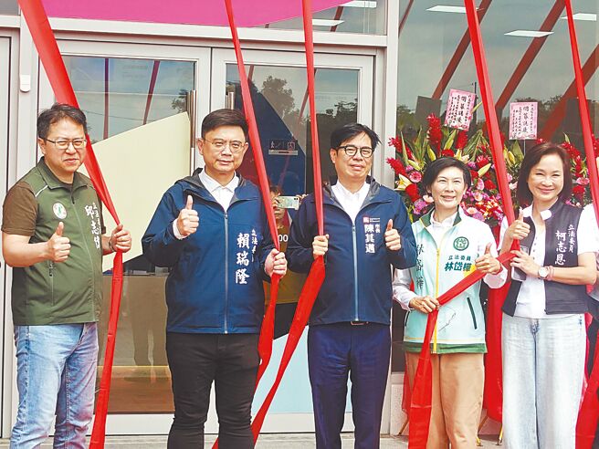 民进党立委林岱桦（右二）因涉诈领助理费案23日遭高雄地检署起诉，也对明年高雄市长选情造成影响。（本报资料照片）