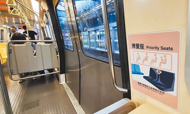 立法院23日通过《身障权法》第53条修正案，博爱座将更名为「优先席」，优先乘坐对象的「老弱妇孺」字词也确定删除。图为台北捷运内设置的博爱座。（赵双杰摄）
