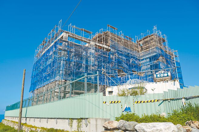 花莲溪出海口附近有业者正在兴建民宿，随建物主体陆续完成相当醒目，引发民眾质疑业者以「假民宿、真饭店」违法开发。（罗亦晽摄）