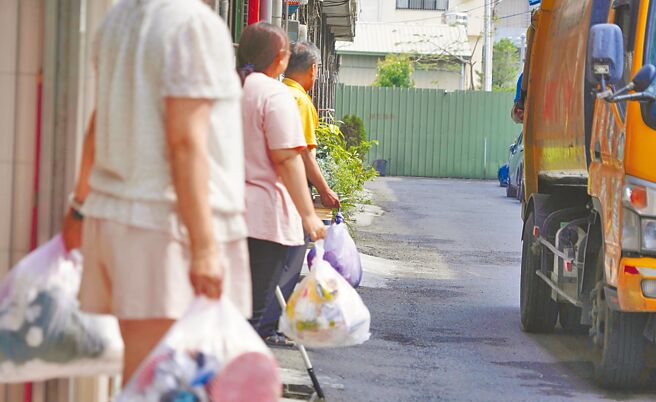 彰化县民眾使用透明或半透明袋装一般垃圾，可方便清洁队员直接目视内容物，快速分辨袋内是否混杂回收物或危险物品。（员林市清洁队提供／叶静美彰化传真）