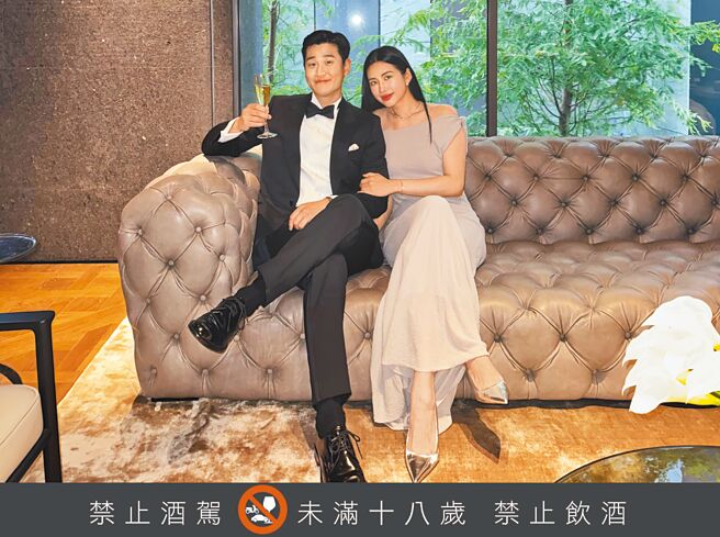 亞洲創作新天王周興哲（左）22日喜迎30歲生日，與老婆趙岱新一起慶祝。（星空飛騰提供）