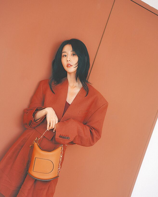 邵雨薇以棕色套装搭配Delvaux Pin Twist焦糖色手袋，造型感满分。（摘自IG）