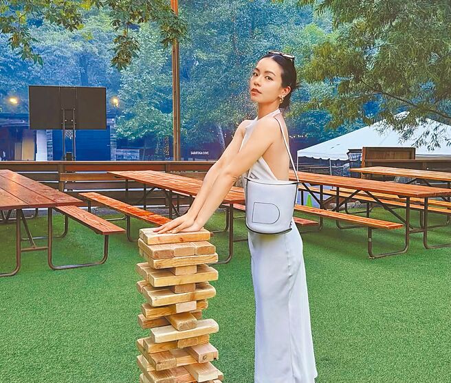 宋芸桦以一袭银白色露背洋装搭配灰白色Delvaux Pin Twist包，相当吸睛。（摘自IG）