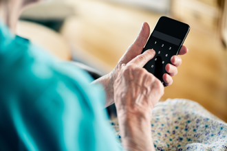 詐騙集團崩潰！ 大媽一句「要去燒飯」 意外保住近700萬存款