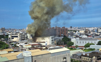 竹北工業大樓火警！「濃煙竄天」驚悚畫面曝 科技園區交通大塞車