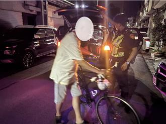 好心替客人保管昂貴單車  老闆酒醉牽車爬行   員警暖送人車返家