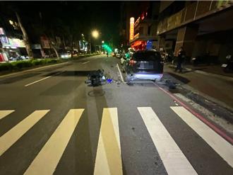 高雄機車自撞路邊休旅車    整車解體四散「騎士跑了」