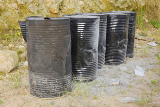 泰女在道路翻修工地 被發現 「泡在瀝青桶中」急送醫搶命