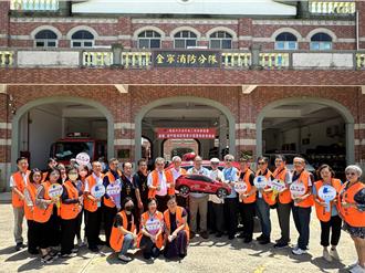 高雄永旭希望工程慈善協會跨海傳愛 金門首獲捐救災指揮車