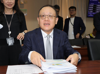 月薪近40萬還不夠？立委促史哲首年不領獎金、訂高鐵KPI