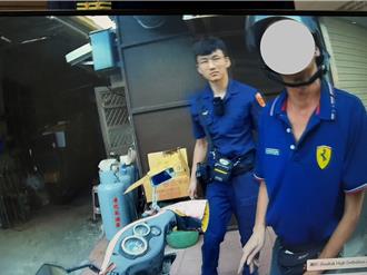 偽装菜农骑车购物 金门警眼尖查获「身背10案」通缉犯