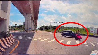 休旅車搶快左轉害紅牌重機撞上　車禍影片曝光！引熱議