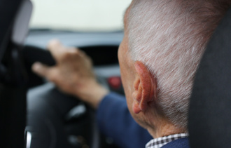 倒车撞等红灯女驾驶！高雄7旬翁挨告过失伤害 「3关键」获判无罪