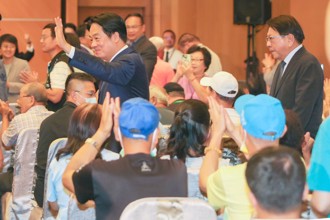 賴團結十講排練「鼓掌喊總統好」 粉專酸：北韓式演講？ 