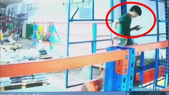 滑手机出意外 陆男坠工厂电梯井！惊人画面曝光