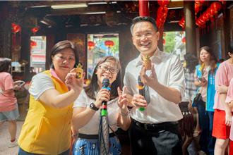 八德三元宮「搞怪」擲筊 鳳梨、冰棒都能求神