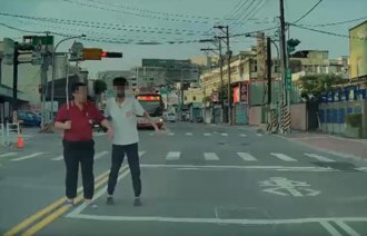 影》超暖！視障男過馬路突迷向 司機見「1舉動」衝下車拉人