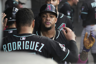 MLB》惡劣！球迷提亡母羞辱 響尾蛇明星二壘當場淚崩