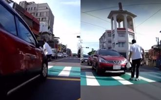 超扯行人地獄！騎士猛按喇叭「救兩家庭」 網酸：又被A柱擋視線