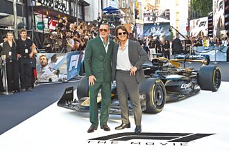 小布阿湯哥同框燦笑 打破31年「王不見王」謠言