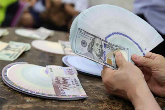 新台币5月快速升值，25日早盘强升1.51角，经济部长郭智辉认了，国内消费会下滑。(资料库／洪凯音台北传真)