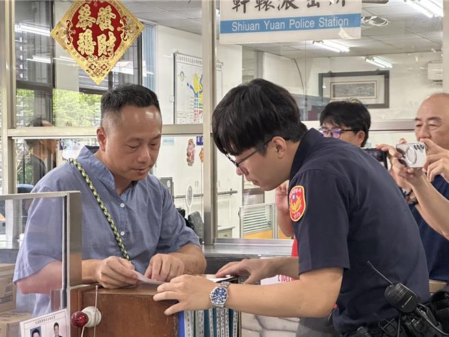 花蓮罷團「微光花蓮」副領銜人潘文欽（左）今天上午前往花蓮分局軒轅派出所，告發國民黨縣議員吳建志。（羅亦晽攝）