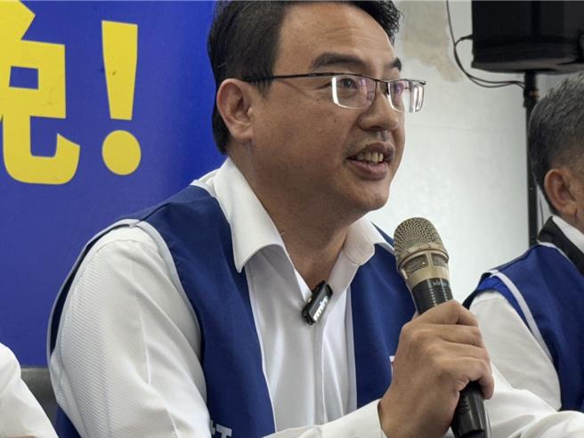 國民黨縣議員吳建志今天遭罷團「微光花蓮」，他回應稱此舉是民進黨在打壓言論自由。（羅亦晽攝）