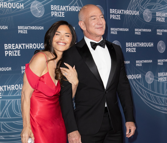 傳亞馬遜創辦人貝佐斯了躲威尼斯人的抗議，改變與桑琪士二婚典禮的地點。（Shutterstock/達志）