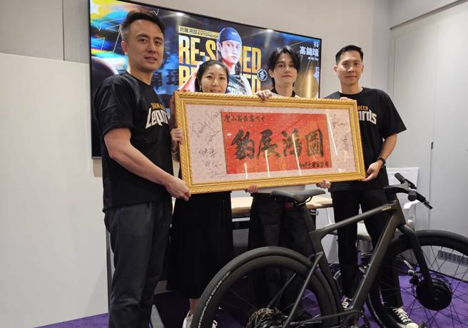 台啤永豐雲豹執行長張建偉（左1）、營運長顏行書（右1）宣布球隊和球員高錦瑋（右2）簽下7年合約，球團也送了3項禮物給高錦瑋。（陳筱琳攝）