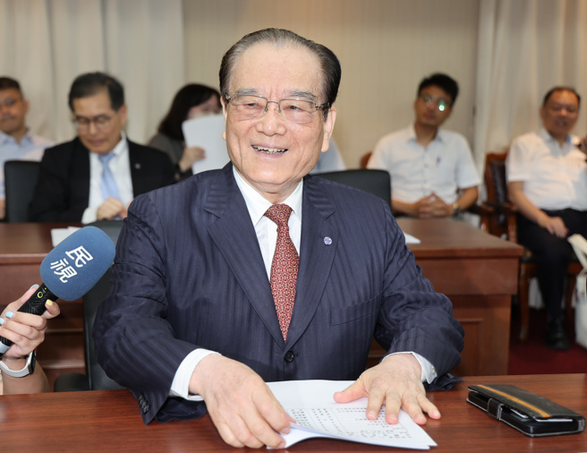 立法院交通委员会25日邀请交通部等相关单位就「交通部观光署、国营台湾铁路股份有限公司及台湾高速铁路股份有限公司人事调整及新任首长之业务展望」进行专题报告，台铁公司董事长郑光远出席备询。（姚志平摄）