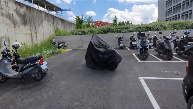 苗栗後龍高鐵站周邊日前被民眾拍下機車亂停影響汽車進出。後龍鎮公所表示，停車場於去年底新建完成，近期已完成畫線作業未來將引進收費制度改善管理。（讀者提供／呂麗甄苗栗傳真）